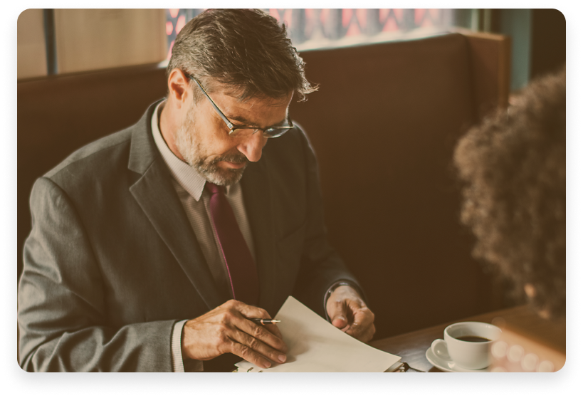 business-people-discussing-cafe